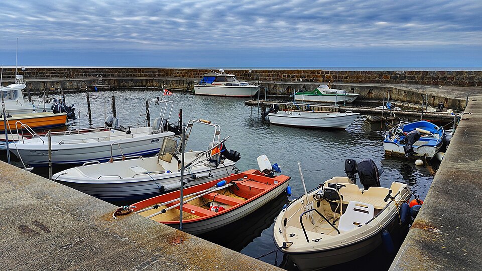 Små både i Arnager Havn på Bornholm